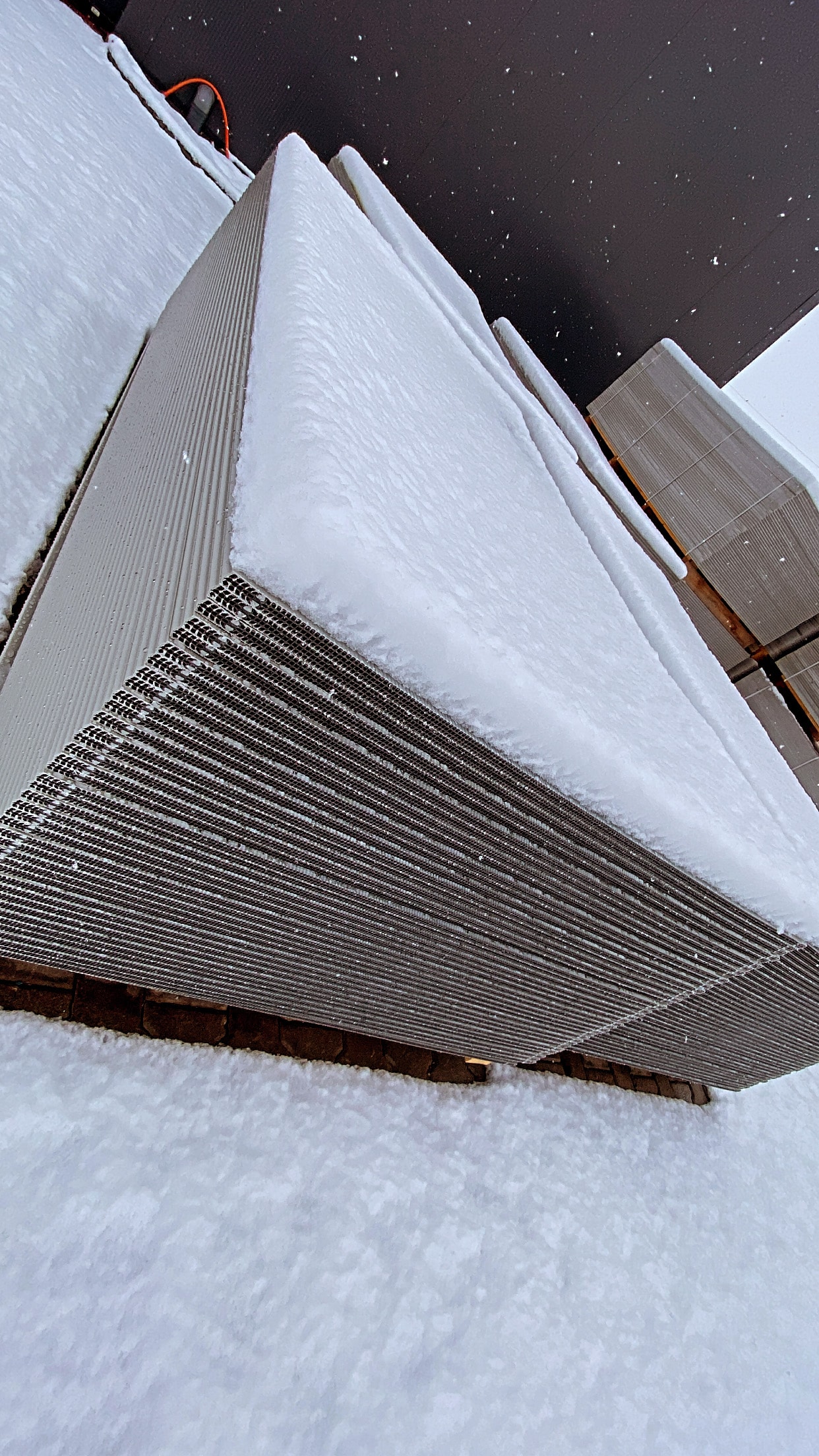 Plastic construction panels in outdoor winter conditions